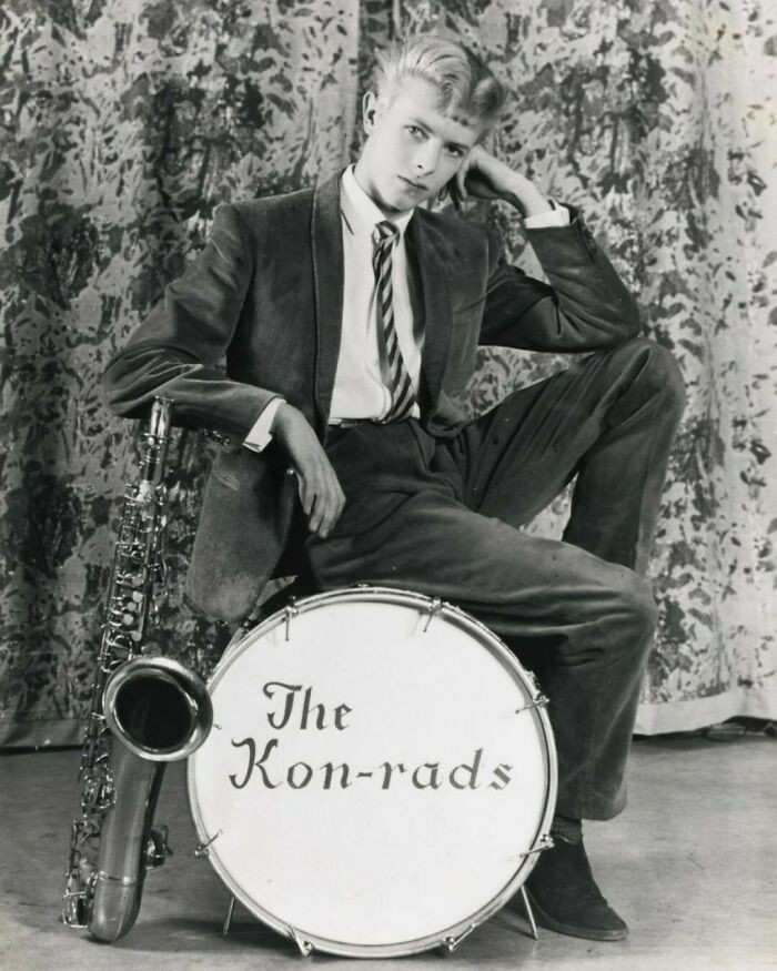 21. Дэвид Джонс (он же Дэвид Боуи) подменяет саксофониста и солиста группы Kon-Rads на концерте в Южном Лондоне, 1963 год