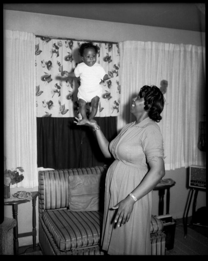 11. Девочка балансирует на маминой ладони в Питтсбурге, фотография середины прошлого века