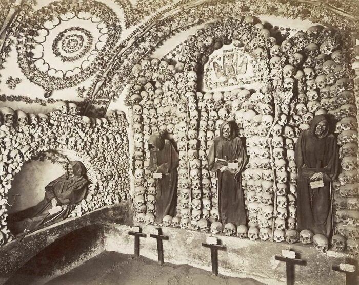 43. Скелеты Императорского склепа. Этот склеп содержит останки 4000 разных людей. Фото 1900 года