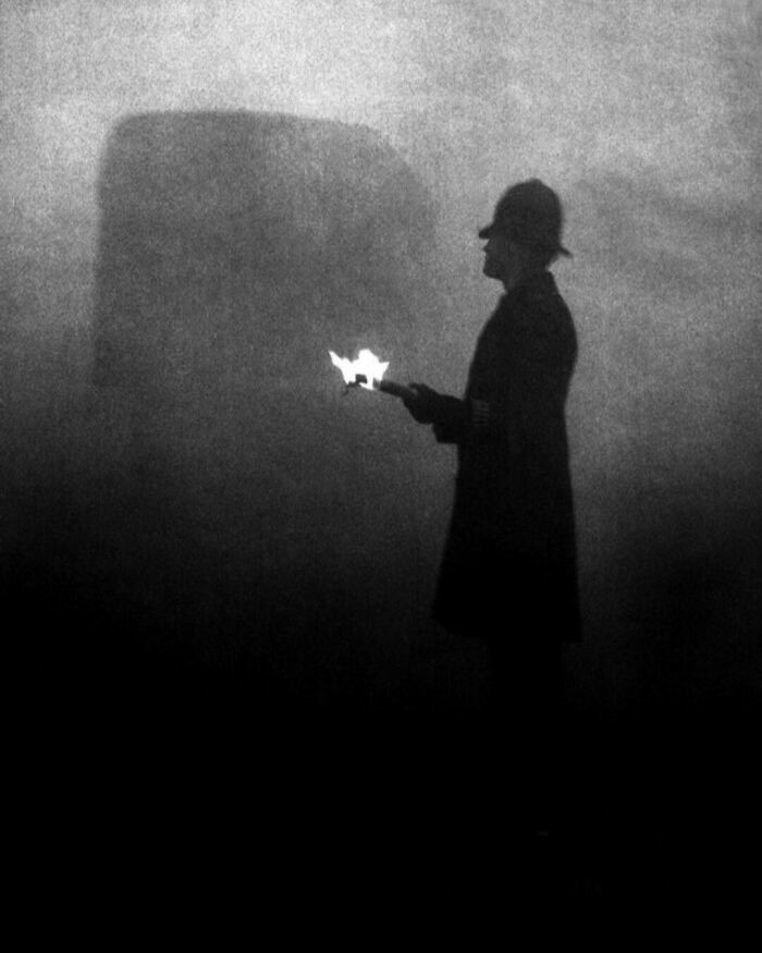 37. Полицейский регулирует движение днем в Лондоне во время «великого смога». Фото 1952 года