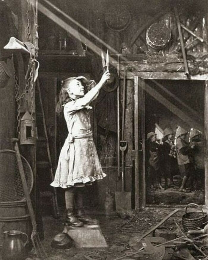 15. Девочка пытается разрезать солнечный луч ножницами. Фото Адама Дистона, 1886 год