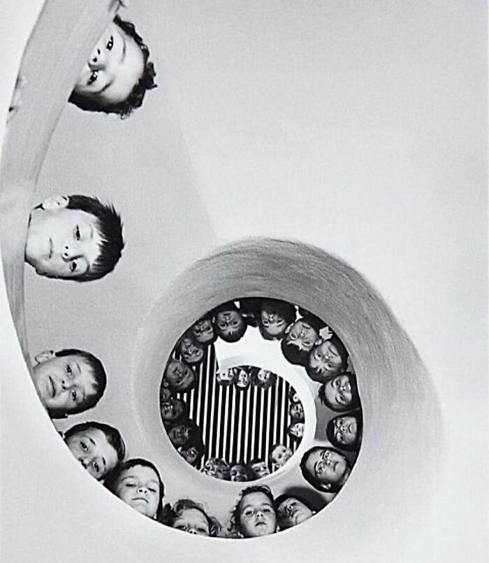 22. Дети на винтовой лестнице в новой детской библиотеке в Кламаре, Франция. Фотография Мартины Франк, 1965 год