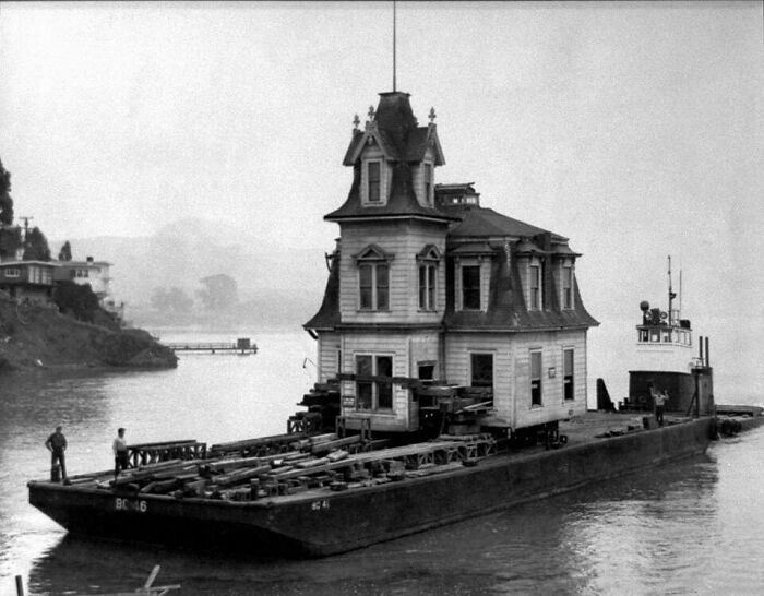 28. Викторианский дом перевозят на лодке в Тибуроне, Калифорния, 1957 год