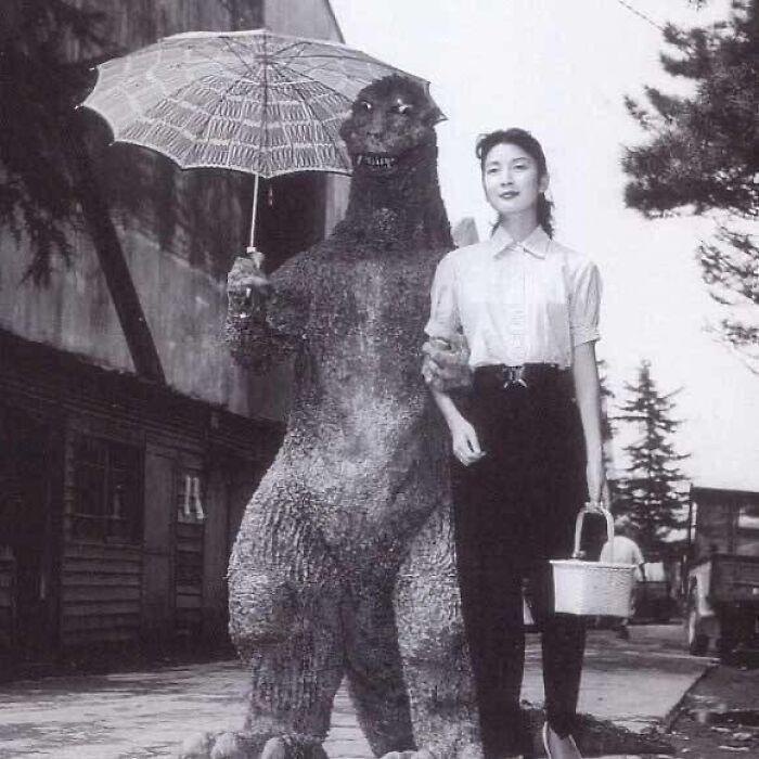 29. Харуо Накадзима и Момоко Кочи на съемках «Годзиллы», 1954 год