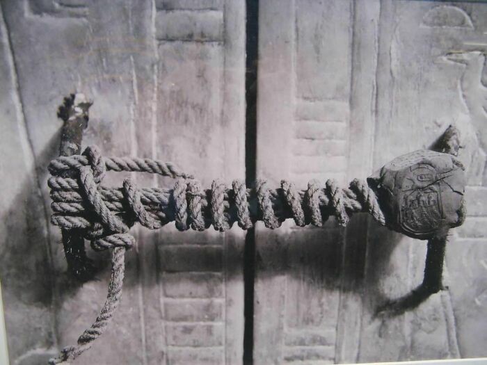 30. Печать на гробнице Тутанхамона, которая оставалась нетронутой в течение 3245 лет вплоть до раскопок в 1922 году