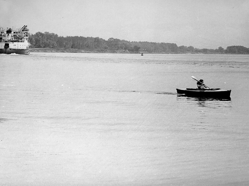 Девушка с веслом. 1991 год, Волга, лето, отдых. Фото В. Златомрежев