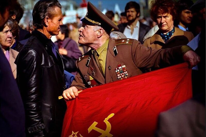 «Предатель!» — кричит отставной полковник одному из демонстрантов, пришедших в 1990 году на Красную Площадь с требованием покончить с „коммунизмом“