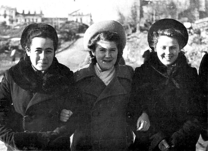  Подружки-одноклассницы на улице ещё не отстроенного Минска, 1946 год