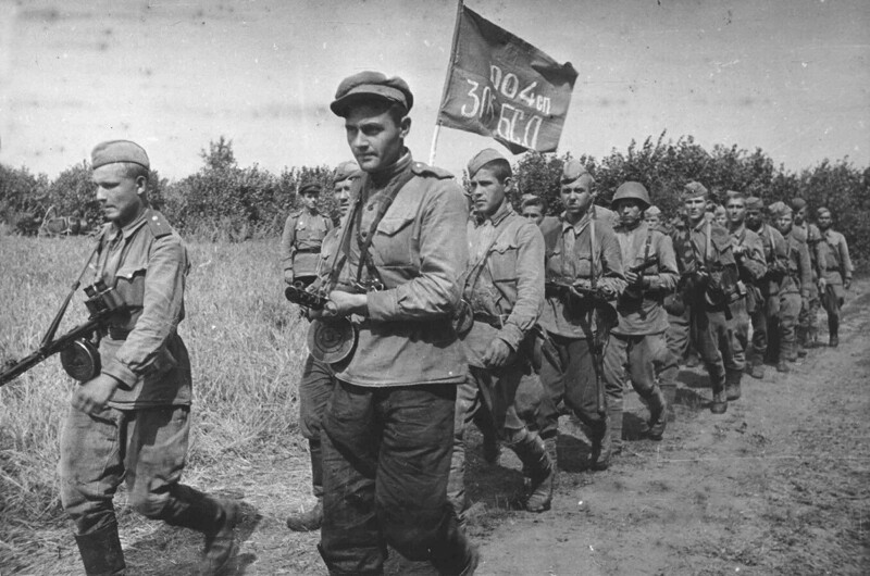 Разведчики 1004-го стрелкового полка 305-й стрелковой дивизии с самодельным знаменем полка. 1943 год