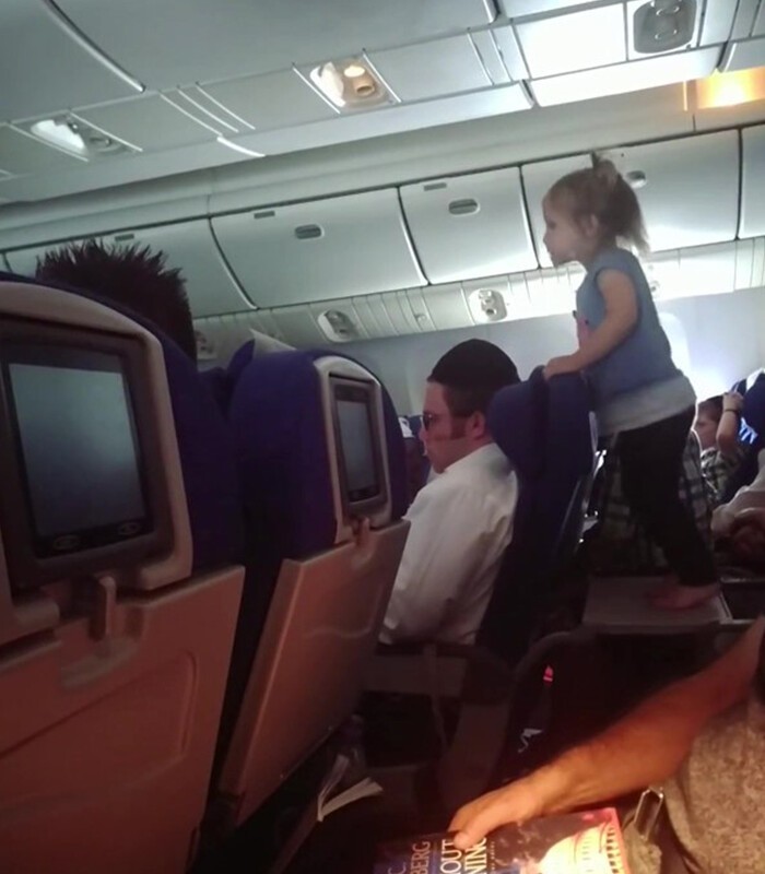 Родителей заклеймили в сети за детский дебош в самолете