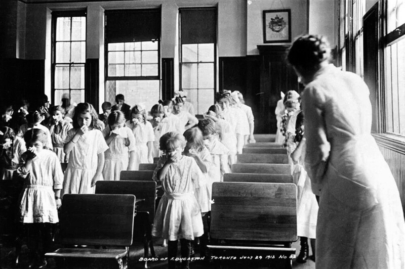 Дети учатся правильно сморкаться в школе каникул Hester How. Торонто, Канада, 29 июля 1913 год