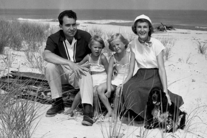 40-летний вице-президент США отдыхает в Нью-Джерси с женой Пэт и дочерьми Тришей и Джули * фото из национального архива США (archives.gov)