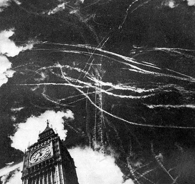 Небо над Лондоном после авиасражений в 1940 году