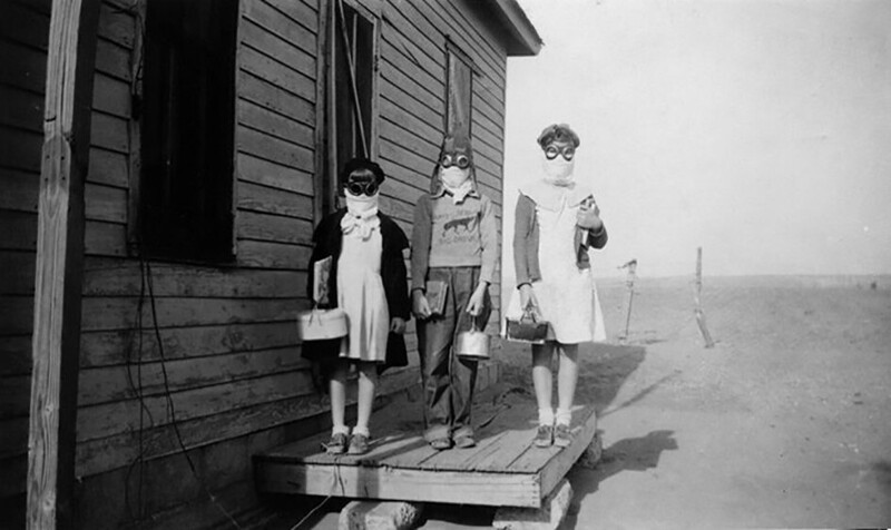 Техасские дети идут в школу во время Пыльного котла в 1936 году. Маски для лица использовались для предотвращения песчаной пневмонии