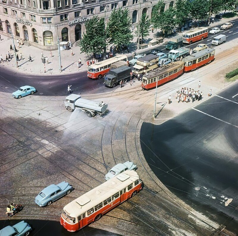 Уличный варшавский трафик того времени в одном снимке. 1961 год. Польша. фотограф Zbyszko Siemaszko
