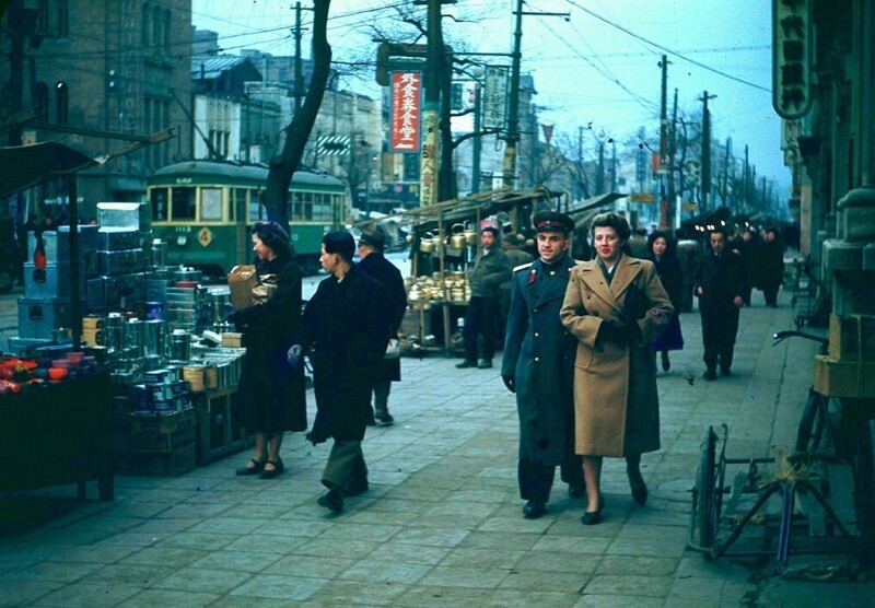 Советский офицер с женой на прогулке 22 января 1950 год
