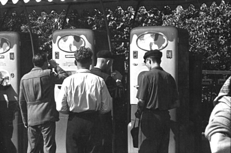 В первомайском сквере г Новосибирска установили первые автоматы для продажи газводы. 1959 год