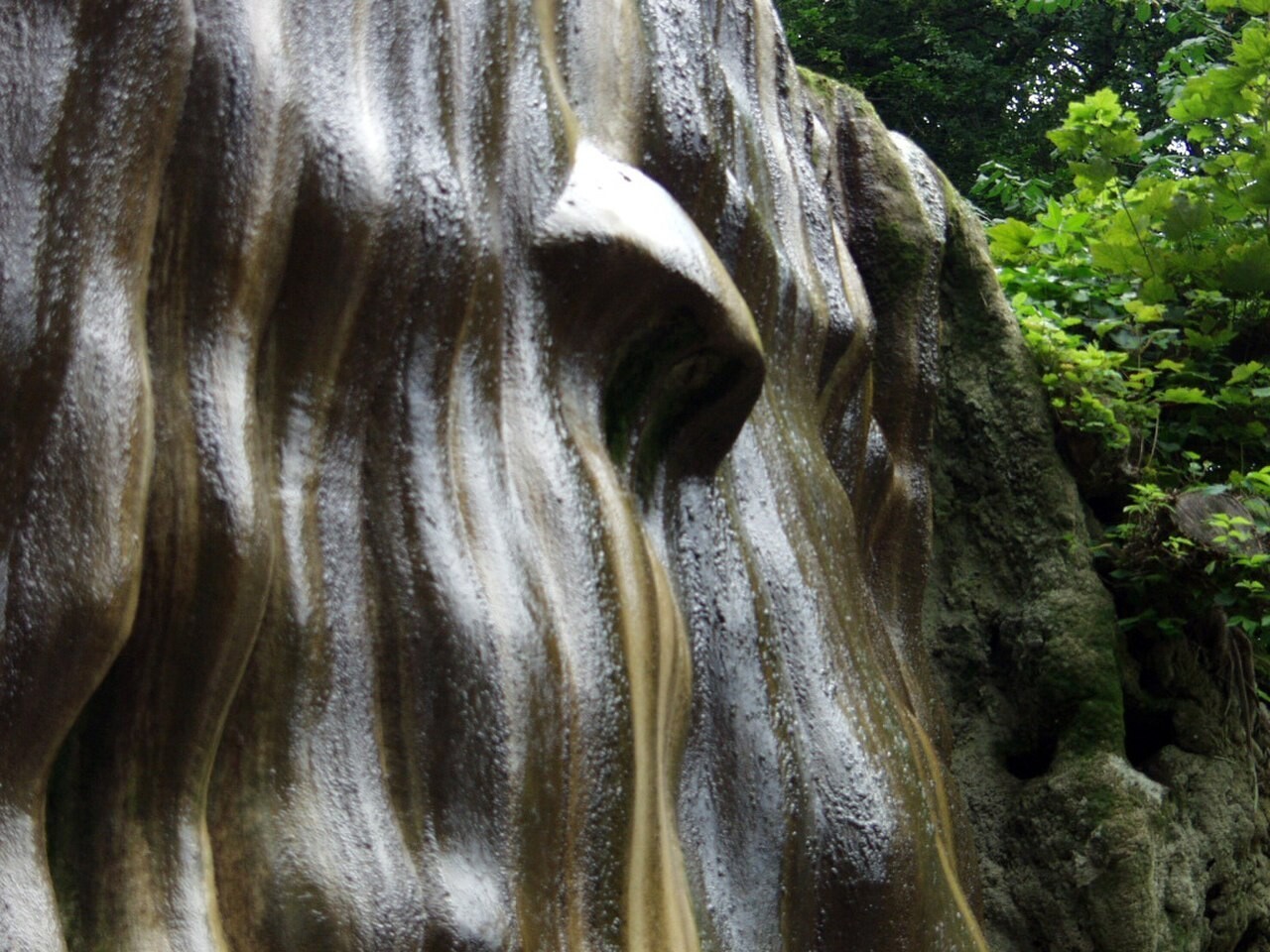 Загадки водопадов. Водопад. Водопад который превращает в камень. Тайный водопад. Водопад из камней тур.