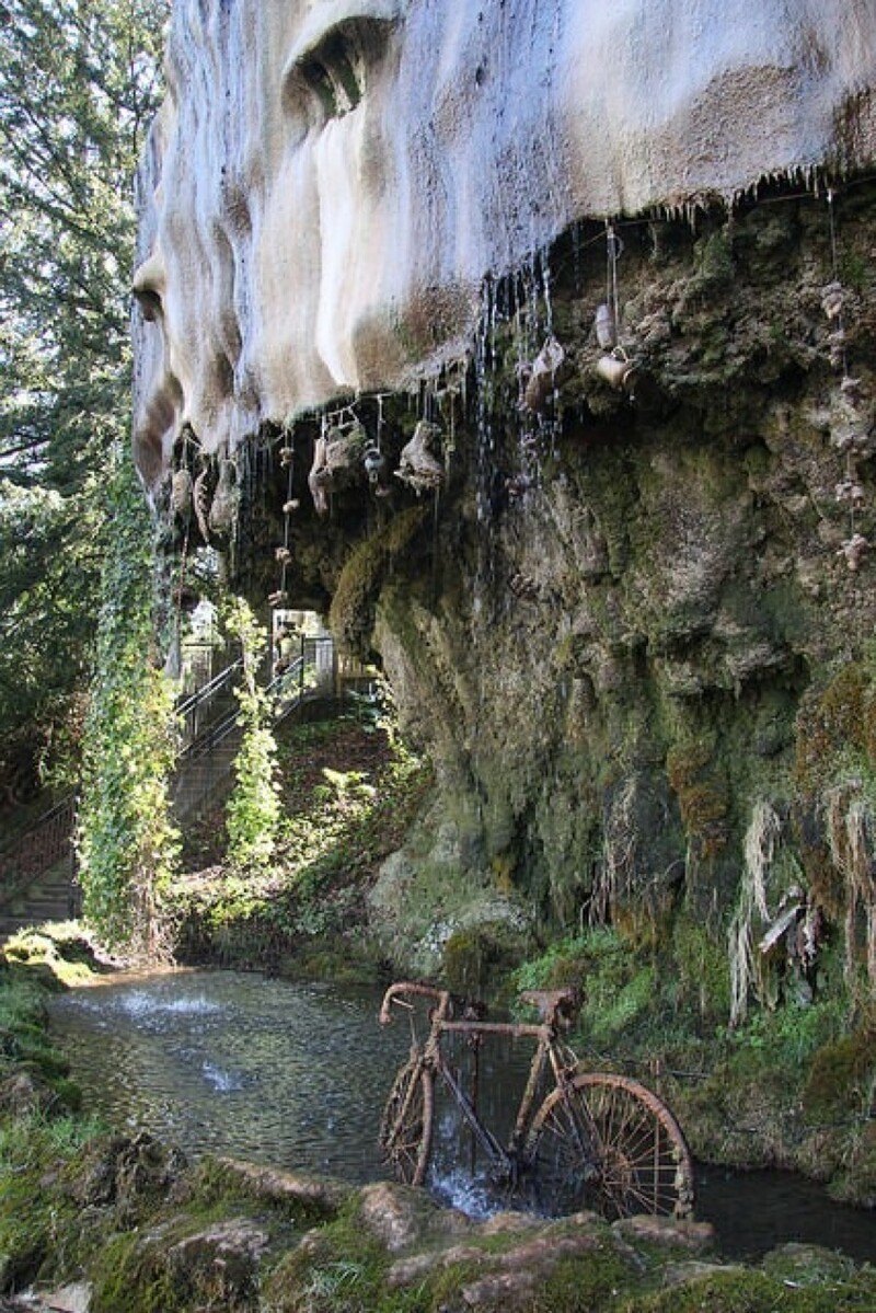 Загадочный водопад, который "превращает всё вокруг в камень"