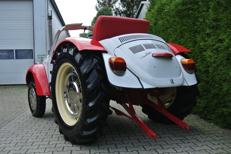 Косплей винтажного трактора Porsche в образе Volkswagen Beetle