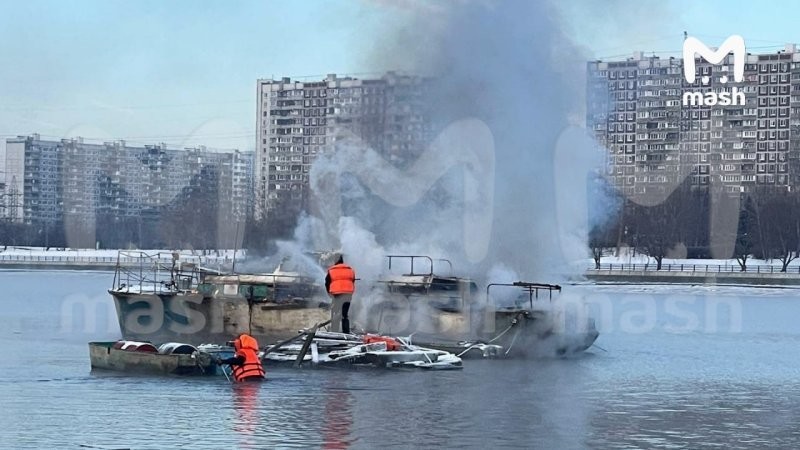 На Москве-реке горит жилое судно