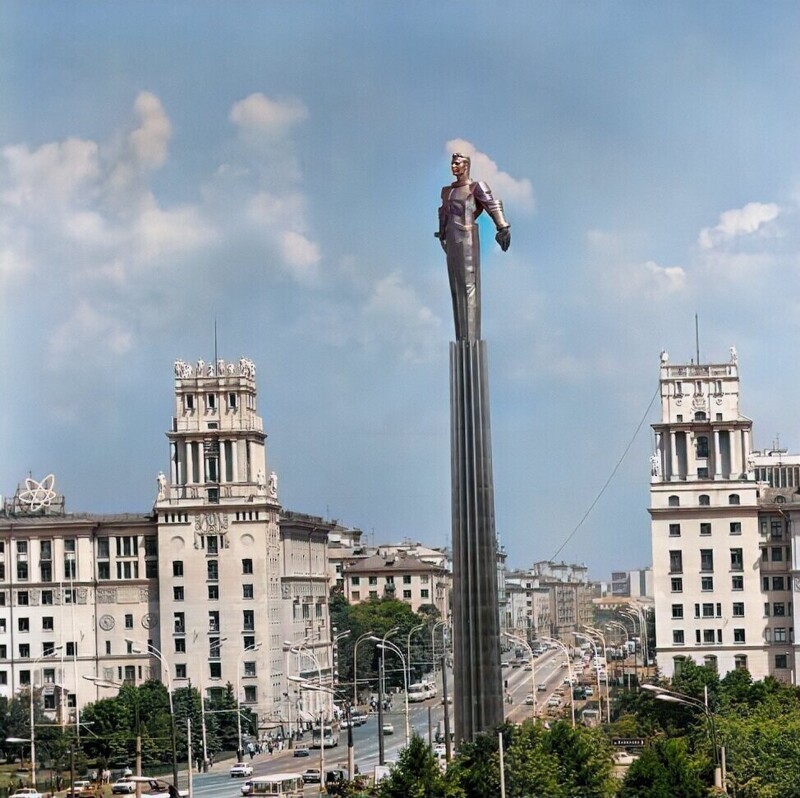 Памятник Юрию Гагарину, 1980 год.