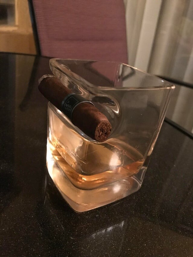Стакан виски, в котором есть место для сигары