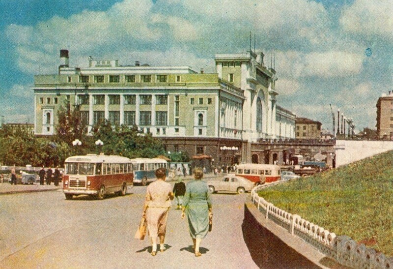 Первое цветное фото здания вокзала Новосибирск Главный сделанное городским фотографом-летописцем Иваном Маториным в 1962 год