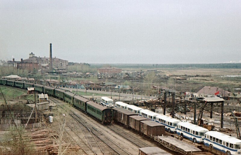 Ликино-Дулево. Продукция завода ЛиАЗ погружается на платформы, 1962 год
