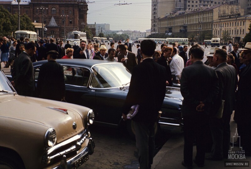 Москвичи рассматривают американский "Кадиллак" модели 1959 г., 1962 год
