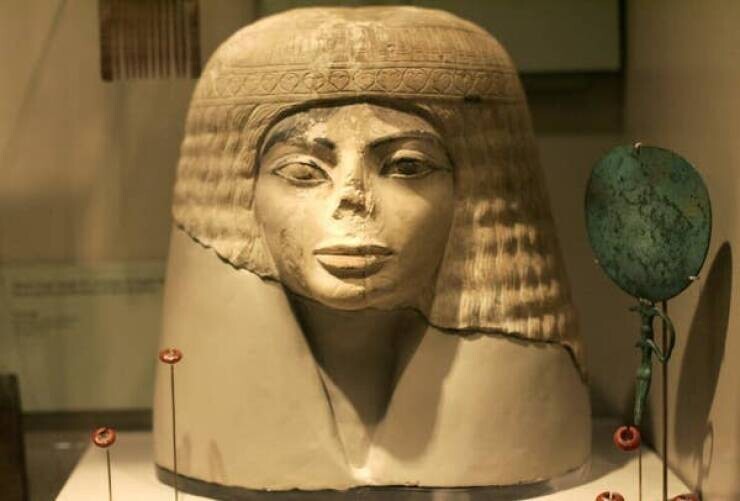 Древняя египетская скульптура в Филдовском музее в США, которую многие сочли похожей на Майкла Джексона