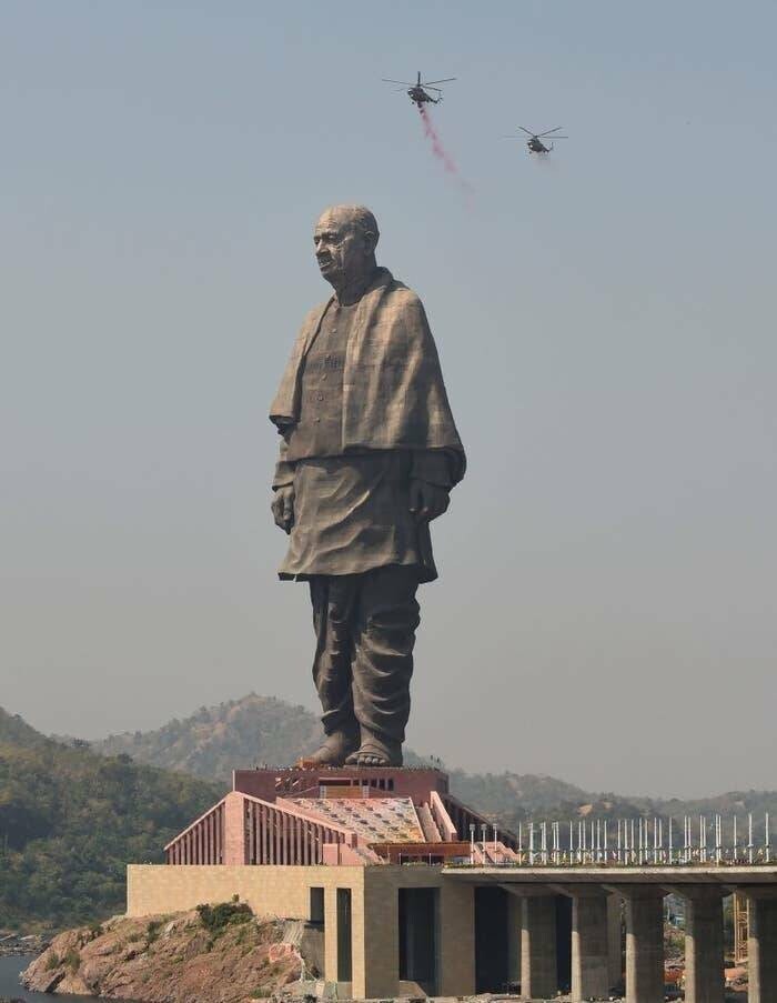 Самая высокая в мире статуя - Статуя Единства, находящаяся в Индии. Её высота - 182 м