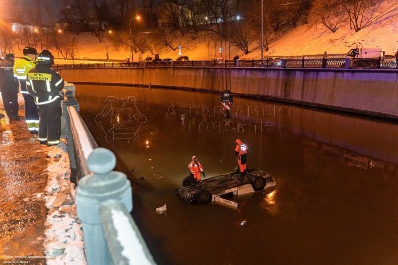 Повезло, что не глубоко: в Москве автомобиль улетел в реку Яузу