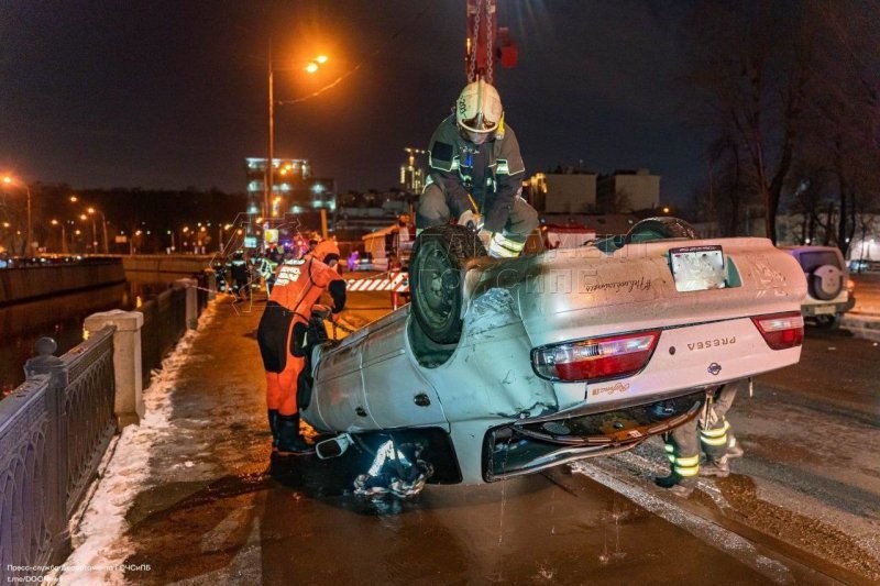 Повезло, что не глубоко: в Москве автомобиль улетел в реку Яузу