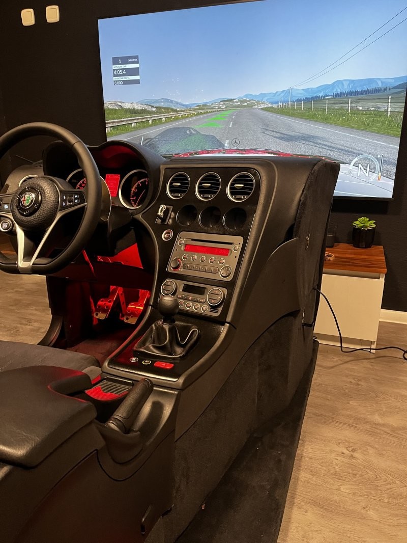 Польский фанат марки Alfa Romeo построил симулятор вождения с использованием запчастей от настоящего автомобиля