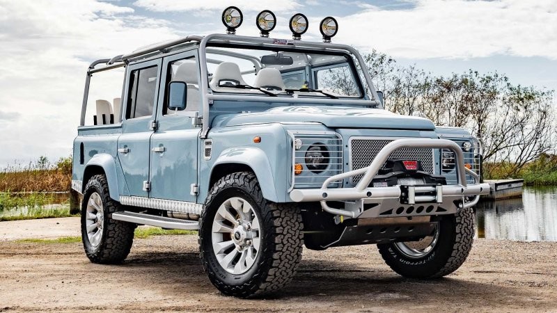 Этот крутой рестомод Land Rover Defender сочетает в себе мощь американского V8 и европейское чутье