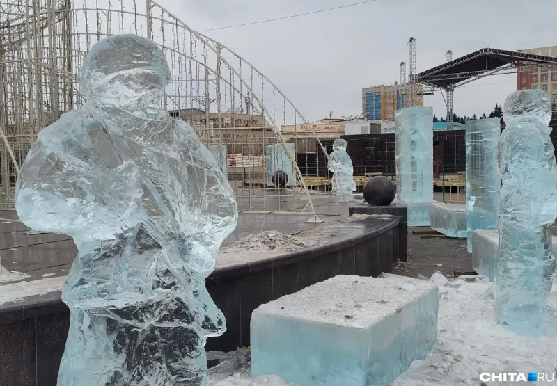 Снеговик-патриот и бойцы из льда и пластика. Читу украсили к Новому году