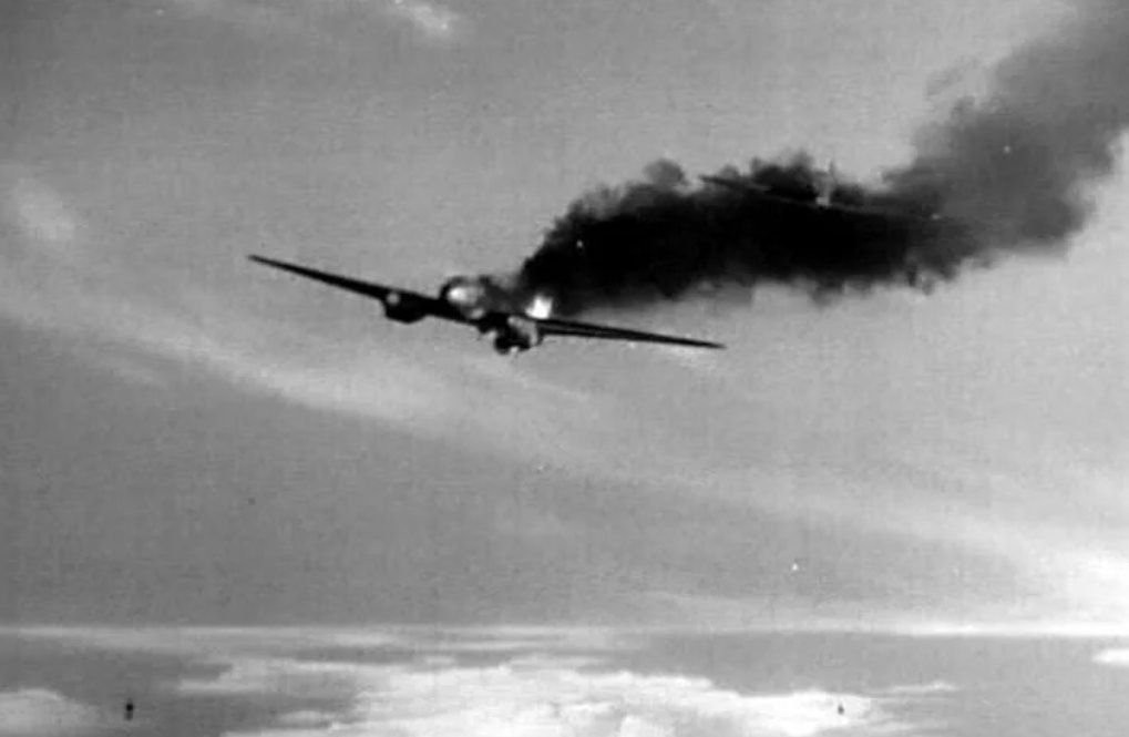 Советский истребитель сбил. Heinkel 111 бомбардировка. Подбитый Фокке Вульф. Сбитые немецкие самолеты ВОВ.