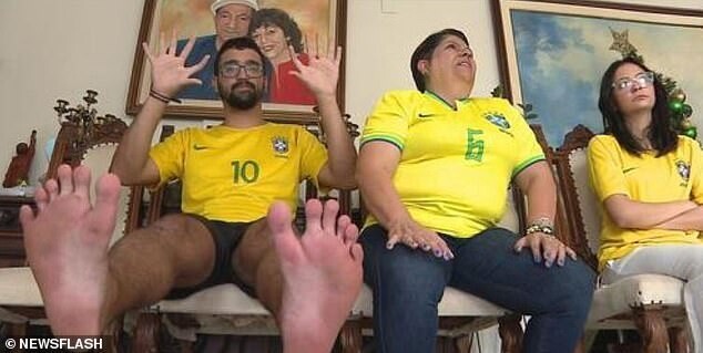 Шестипалая семья болеет за Бразилию