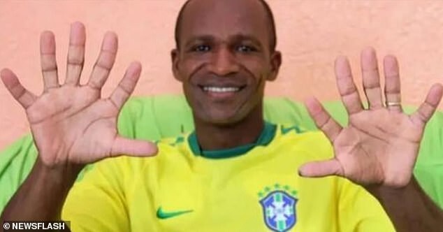 Шестипалая семья болеет за Бразилию
