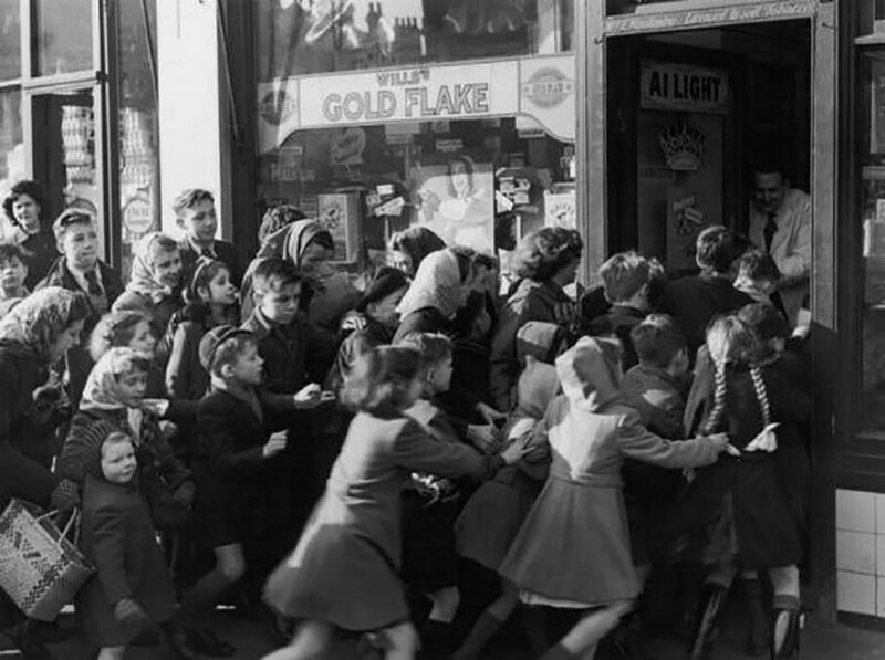 День отмены ограничений на продажу сладостей в стране, Открытие кондитерской. Великобритания, 1953 год