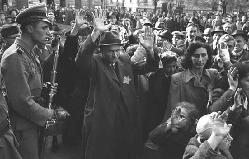 Евреи Будапешта, собранные для депортации в концлагеря, октябрь 1944 года