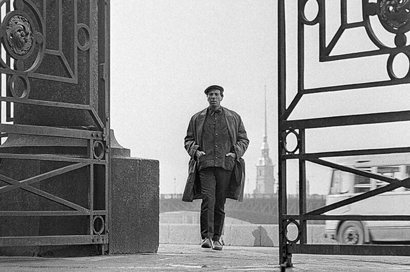 Сергей Юрский у входа в Летний сад, 1968 г. Фотограф Максим Блохин