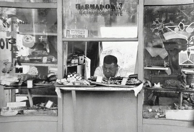 Прикорнувший продавец. Ташкент, 1983 г. Фото В. Усманова