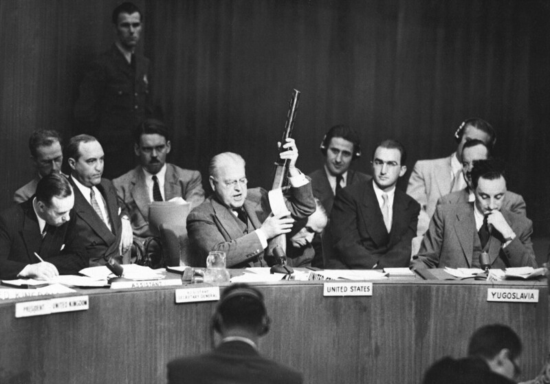 Представитель США Уоррен Остин демонстрирует в Совете Безопасности ООН советский пистолет-пулемет, захваченный американскими войсками в июле 1950 года у северокорейского солдата, обвиняя СССР в поставках вооружения в Северную Корею