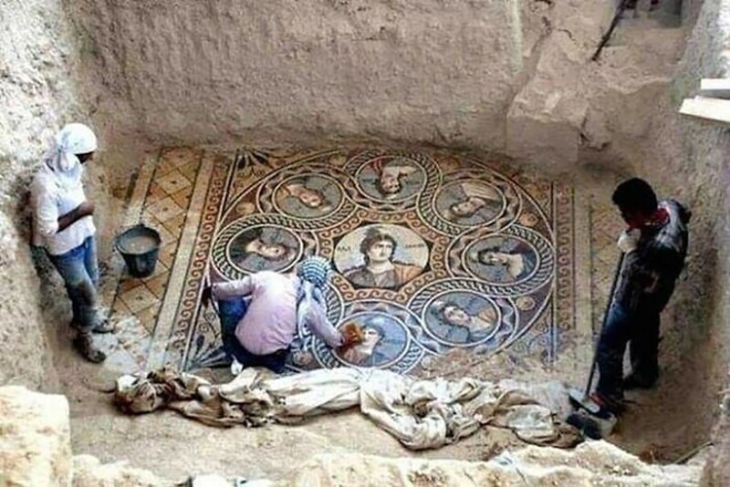 В турецком городе Зевгма раскопали невредимые древнегреческие мозаики. 2007 год