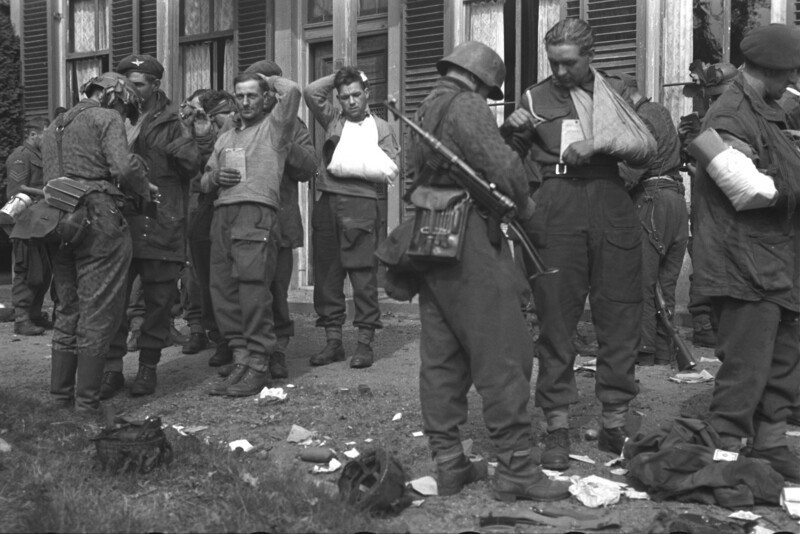 Немецкие солдаты обыскивают британских десантников, сдавшихся в плен в Остербеке. 20.09.1944 год