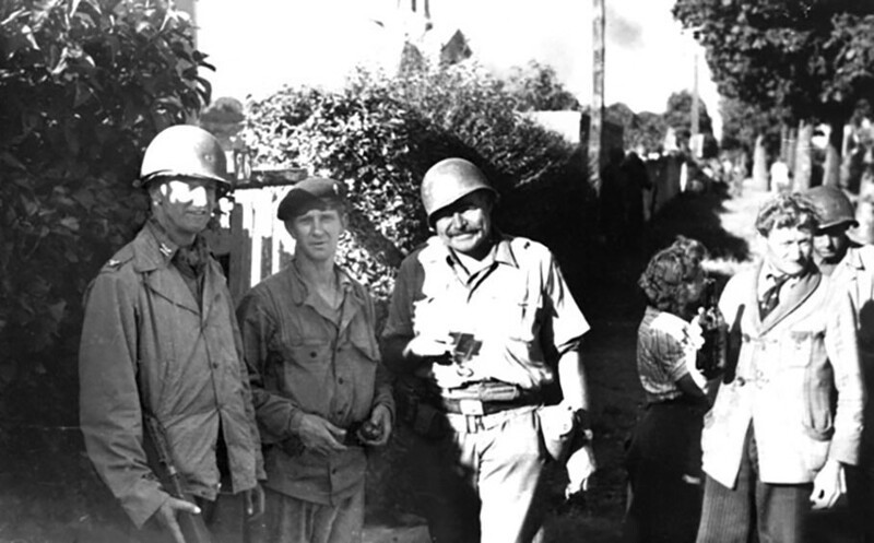 Э. Хемингуэй с сослуживцами, 1944 год