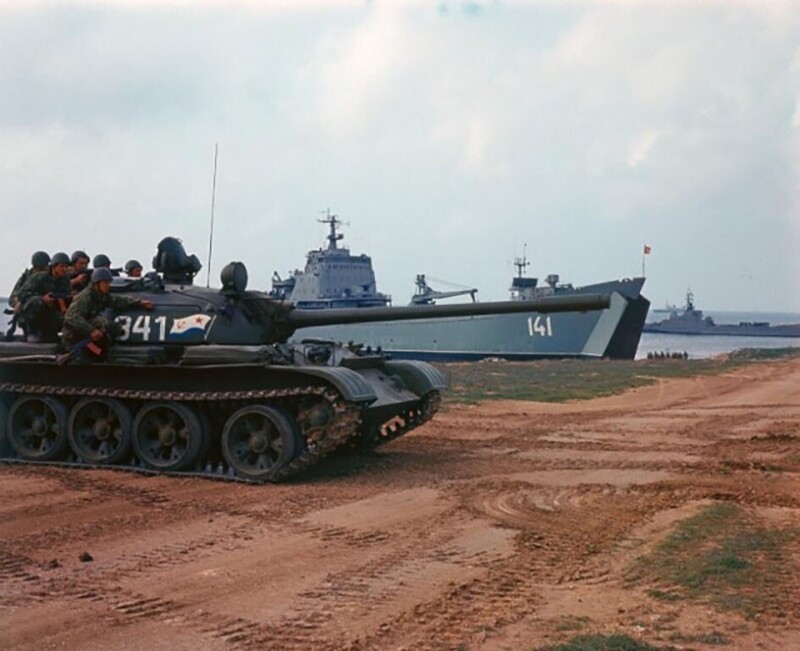 Танк Т-55 с десантом морских пехотинцев из состава танкового батальона во время учений 810-й бригады морской пехоты Черноморского флота; 1980-й год