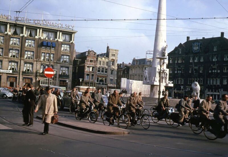 Амстердам, поток велосипедистов у пятизвёздочного Grand Hotel Krasnapolsky на главной площади города (Dam), 1965 год